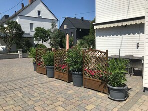 Outdoor dining - Vacation cottage Weins, Germany (Lieg)