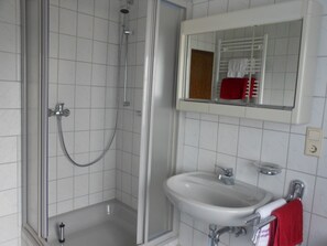 Dusche, Haartrockner, Handtücher