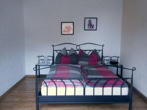 5 bedrooms, travel cot, WiFi, bed sheets