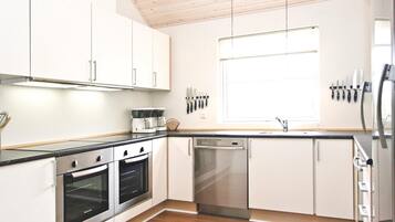 Køleskab, kogeplade, opvaskemaskine, kaffe-/temaskine