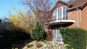 A two-story house with a stone foundation, a brick exterior, and a large window. - Wolke 7 Vacation Rental - - Wolke 7 Vacation Rental (Brodersby)