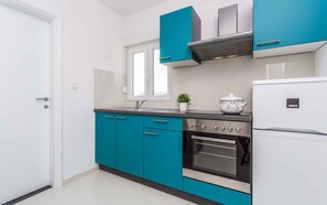 Fridge, oven, stovetop, coffee/tea maker - Holiday apartment with air conditioning, Wi-Fi, parking (Baška)