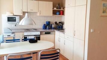 Kjøleskap, mikrobølgeovn, ovn og oppvaskmaskin