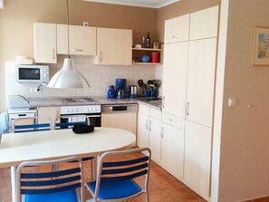 Réfrigérateur, four à micro-ondes, un four, lave-vaisselle