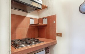 Frigorífico, placa de cocina, cafetera o tetera y utensilios de cocina
