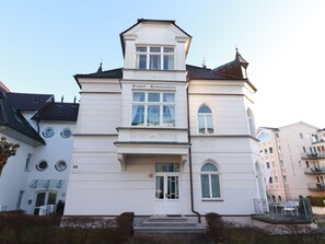 Unclassified image, 5 of 25, button