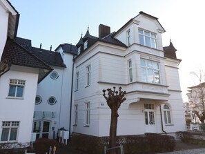 Unclassified image, 2 of 25, button