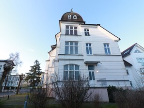 Unclassified image, 2 of 25, button