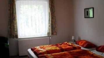 1 Schlafzimmer, Reisekinderbett, Bettwäsche