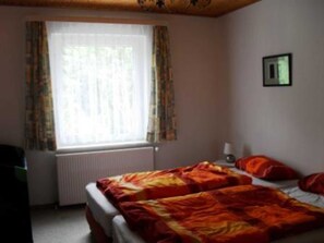 1 chambre, lit parapluie, draps fournis