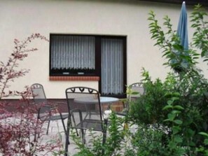 Outdoor dining - FeWo - House in a quiet idyllic location (Reimershagen)