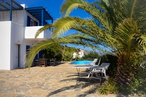 Piscine extérieure, parasols de plage, chaises longues