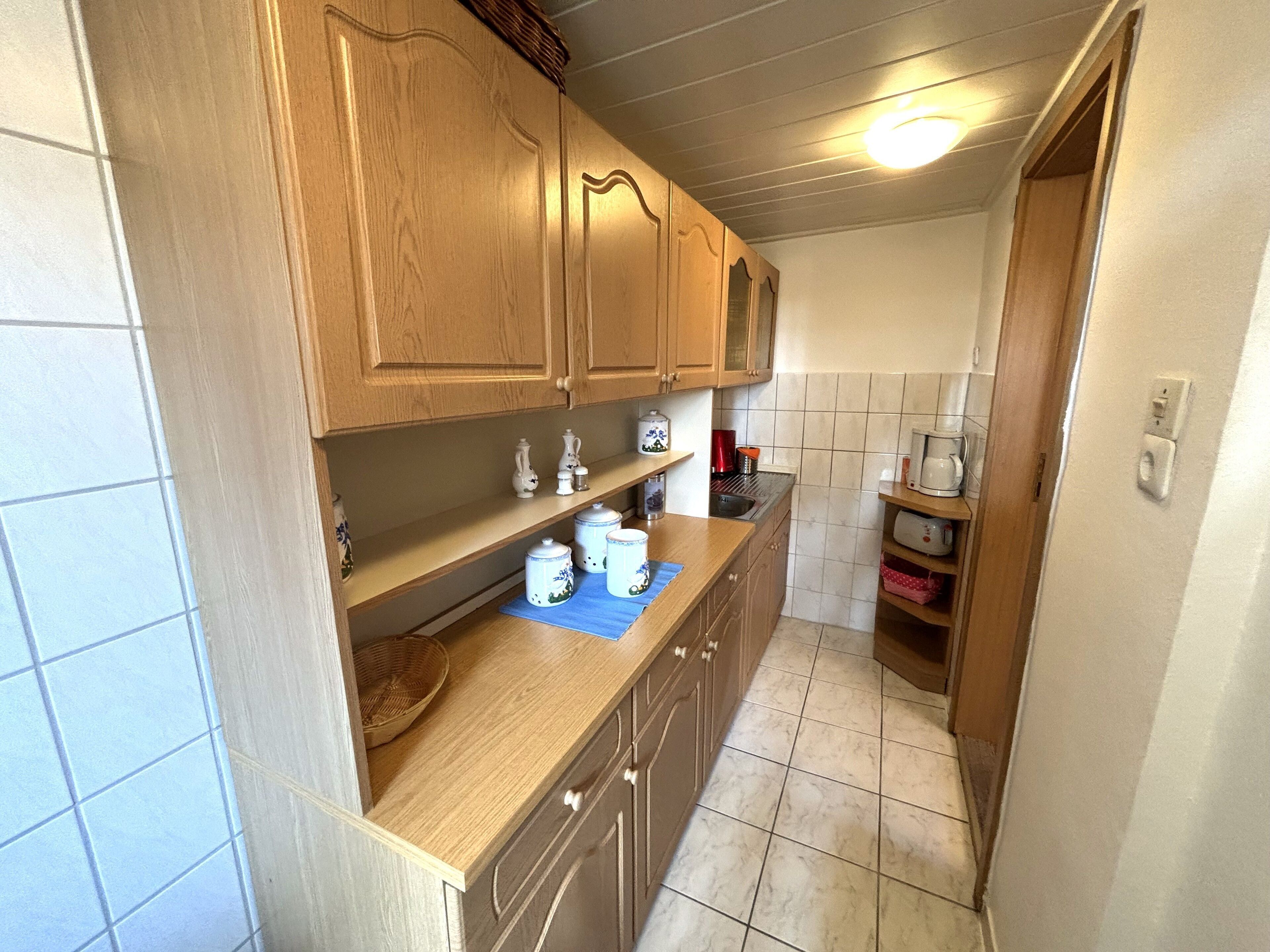 Kühlschrank, Ofen, Wasserkocher mit Kaffee-/Teezubehör, Wasserkocher