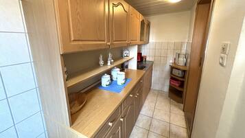 Kühlschrank, Ofen, Wasserkocher mit Kaffee-/Teezubehör, Wasserkocher