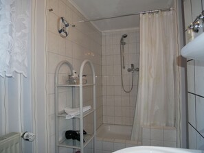 Douche, serviettes fournies, savon, papier toilette