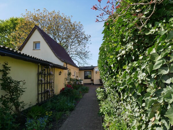 Unclassified image, 1 of 23, button