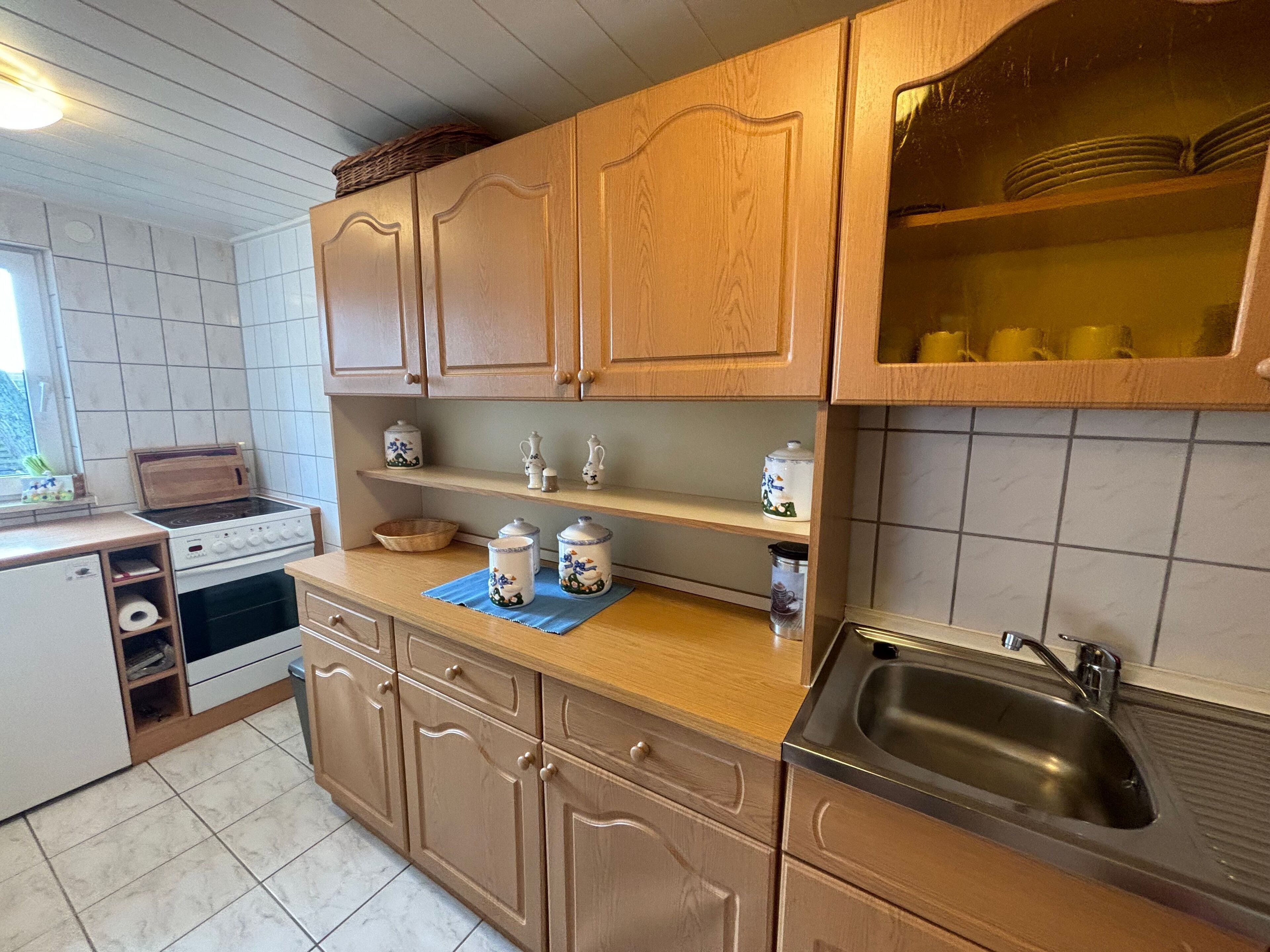 Fridge, oven, coffee/tea maker, electric kettle