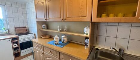 Réfrigérateur, un four, cafetiÚre-théiÚre, bouilloire électrique