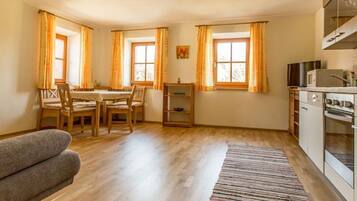 Mikrowelle, Ofen, Geschirrspüler, Wasserkocher mit Kaffee-/Teezubehör