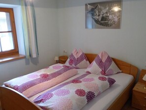 2 bedrooms, travel cot, WiFi, bed sheets