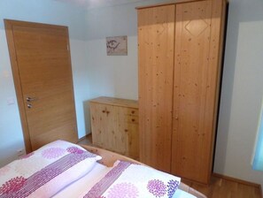 2 bedrooms, travel cot, WiFi, bed sheets