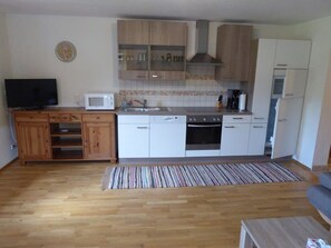 Microwave, oven, dishwasher, coffee/tea maker