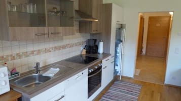 Mikrowelle, Ofen, Geschirrspüler, Wasserkocher mit Kaffee-/Teezubehör