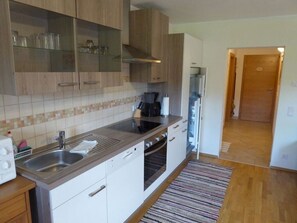 Microwave, oven, dishwasher, coffee/tea maker