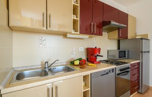 Fridge, microwave, stovetop, dishwasher