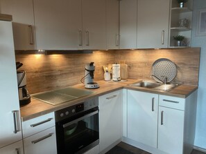 Fridge, microwave, oven, dishwasher - Apartment Poerschke (Friedrichskoog)