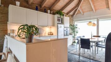 Jääkaappi, liesi, astianpesukone, kahvin-/teenkeitin