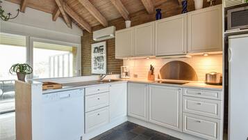 Jääkaappi, liesi, astianpesukone, kahvin-/teenkeitin