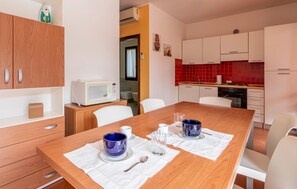 Réfrigérateur, micro-ondes, plaque de cuisson, lave-vaisselle