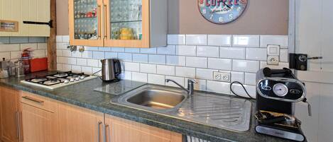 Fridge, stovetop, coffee/tea maker