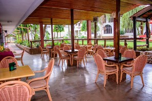 Déjeuner et dîner servis sur place