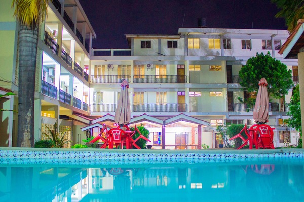 Kolam renang tertutup, kolam renang terbuka