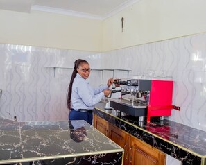Déjeuner et dîner servis sur place