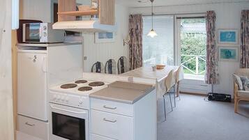 Køleskab, kogeplade, opvaskemaskine, kaffe-/temaskine