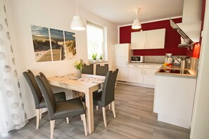 Kühlschrank, Mikrowelle, Geschirrspüler, Wasserkocher