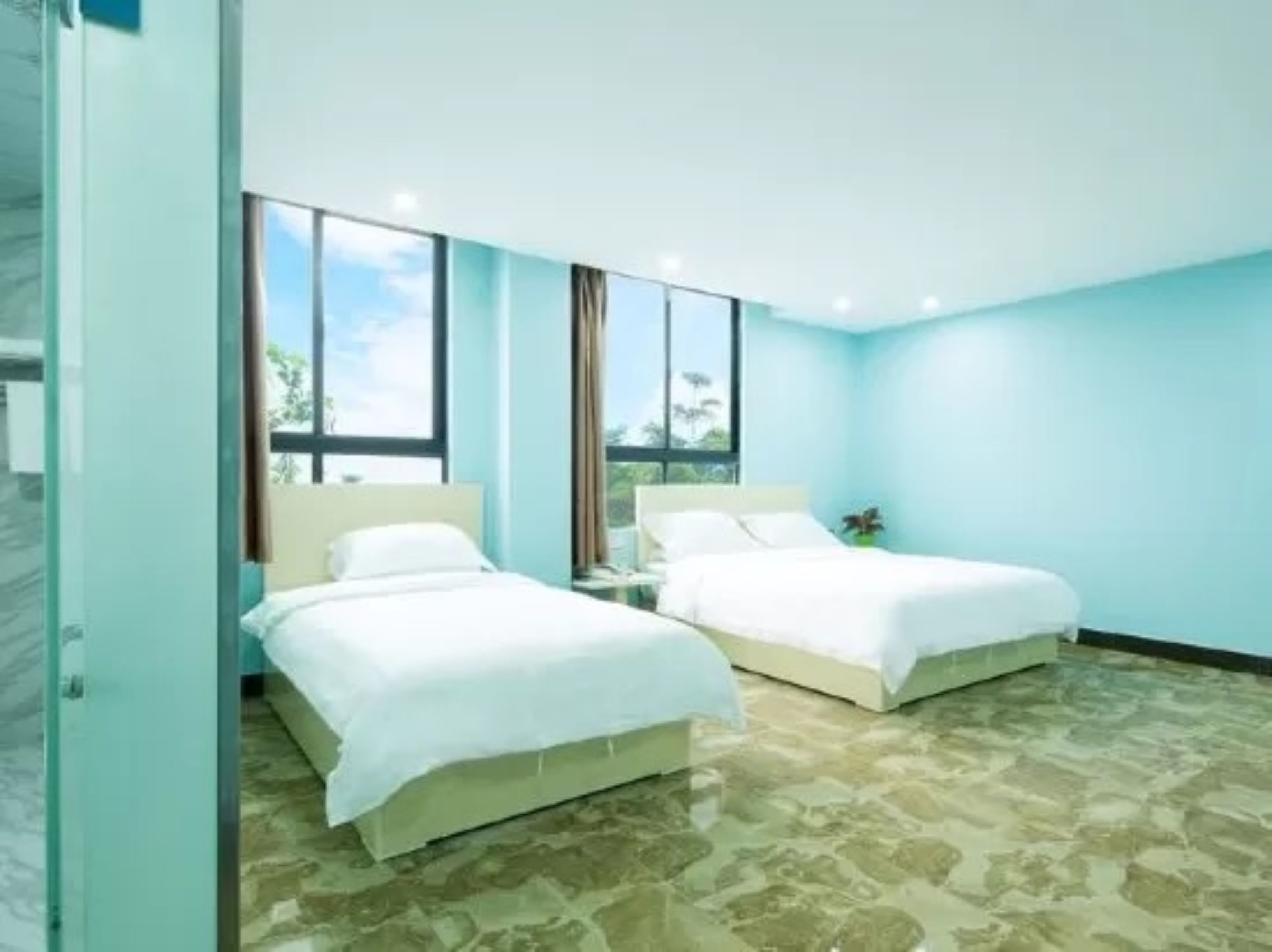 comfort family room | desk, blackout curtains, free wifi