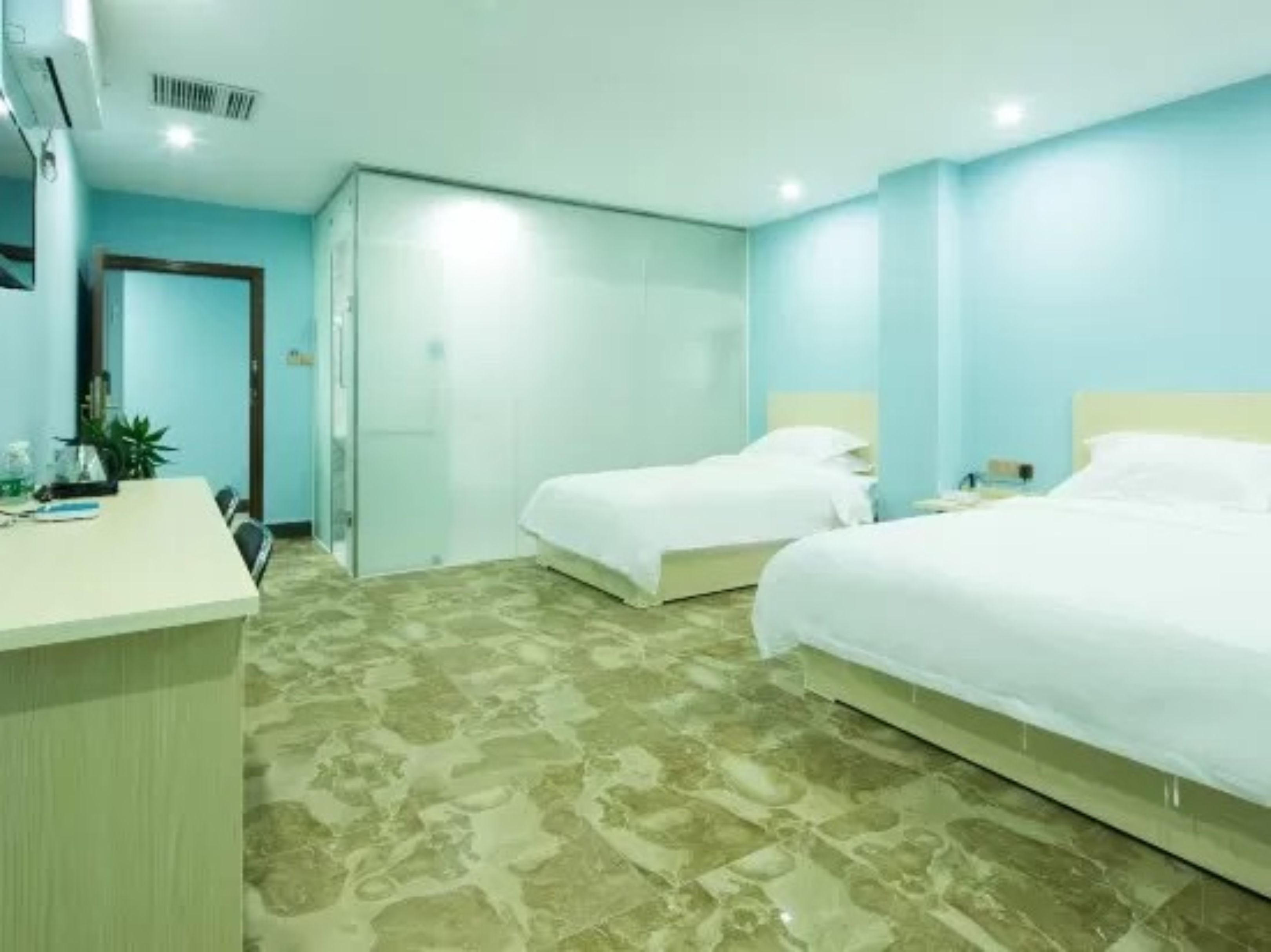 comfort family room | desk, blackout curtains, free wifi