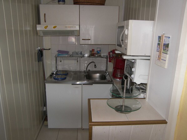 Fridge, microwave, coffee/tea maker, electric kettle