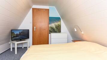 2 bedrooms, travel cot, WiFi