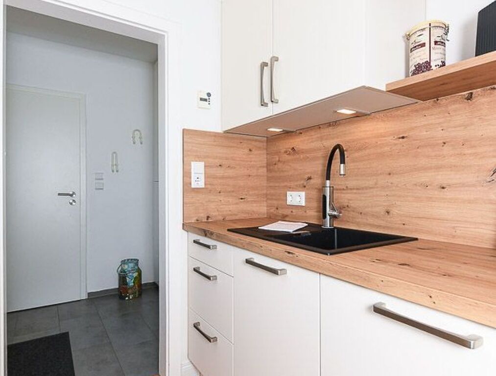Een koelkast, een magnetron, een oven, een vaatwasser