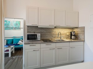 Kühlschrank, Wasserkocher mit Kaffee-/Teezubehör, Wasserkocher, Toaster
