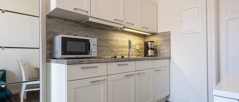 Refrigerador, cafetera y tetera, tetera eléctrica y tostadora