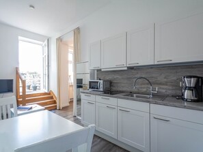 Kühlschrank, Wasserkocher mit Kaffee-/Teezubehör, Wasserkocher, Toaster