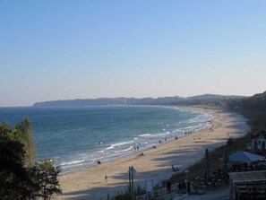 A beach with a clear view of the ocean, a sandy shore, and a few buildings in the background. - Apartment complex Villa Granitz - 45478 - Whg. 29 - Fewo 29 (Göhren)