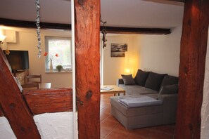 Un salon avec un canapé, une table basse et un téléviseur.