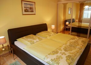 2 chambres, coffres-forts dans les chambres, fer et planche à repasser